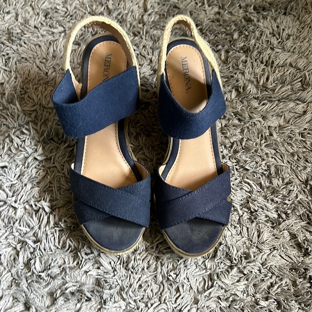 gently used strappy pumps